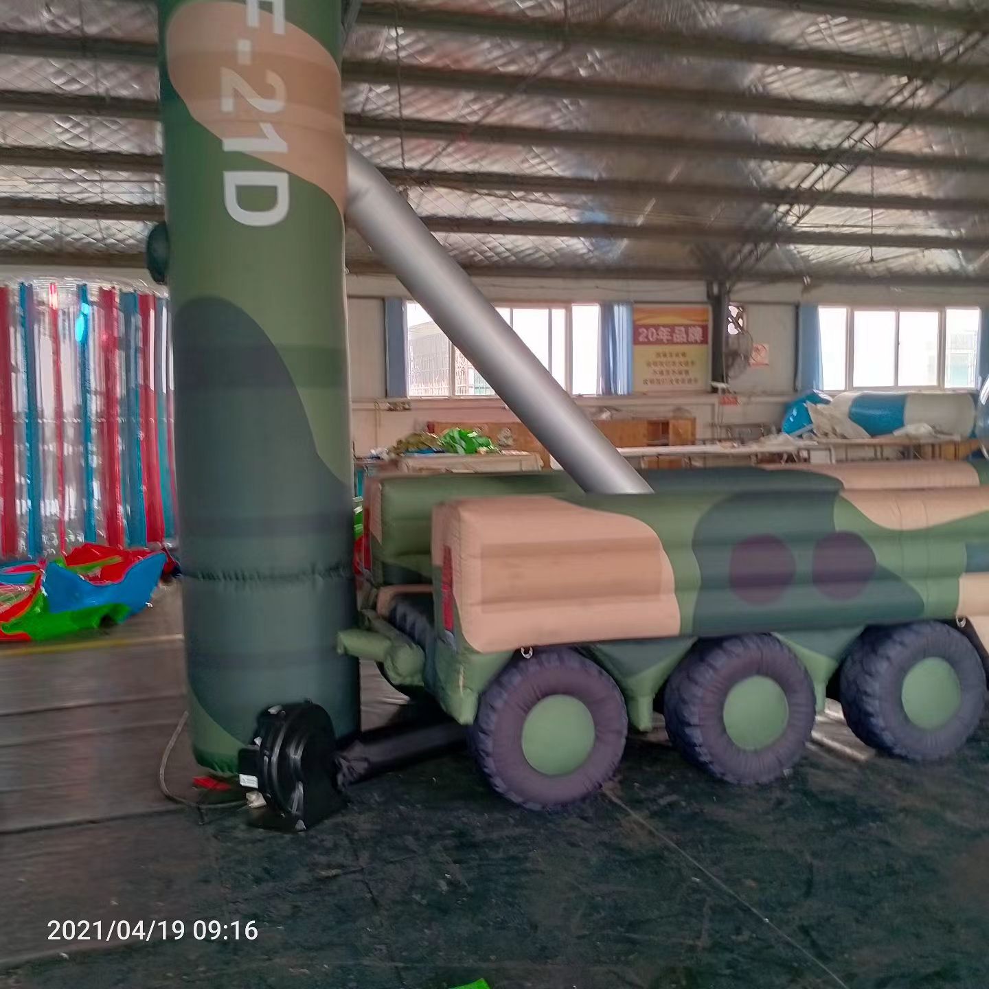海陵军事演习中的充气目标车辆：模拟发射车雷达车坦克飞机
